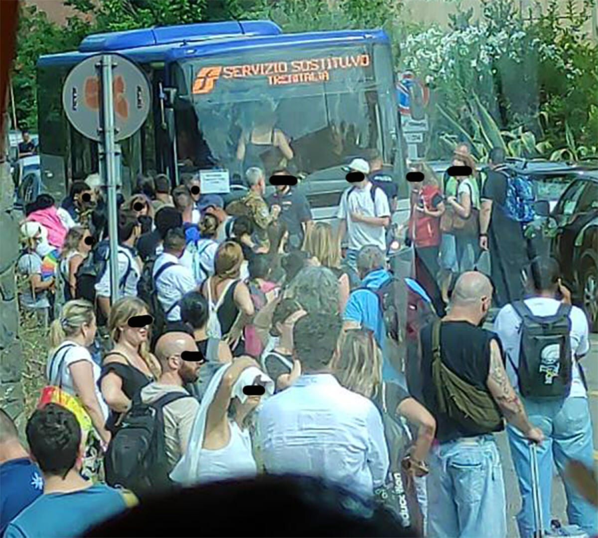 Disagi ai treni e tutti fermi a Campoleone, un pendolare: "Due ore su un bus, ennesimo ritardo al lavoro" - 