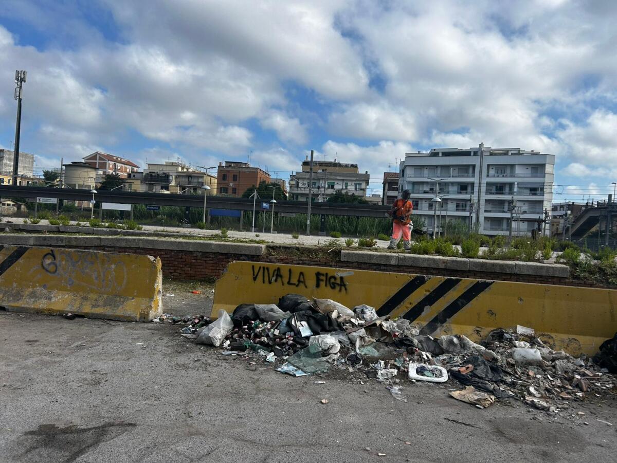 Rifiuti abbandonati nel parcheggio della stazione di Nettuno, avviata la bonifica. - 