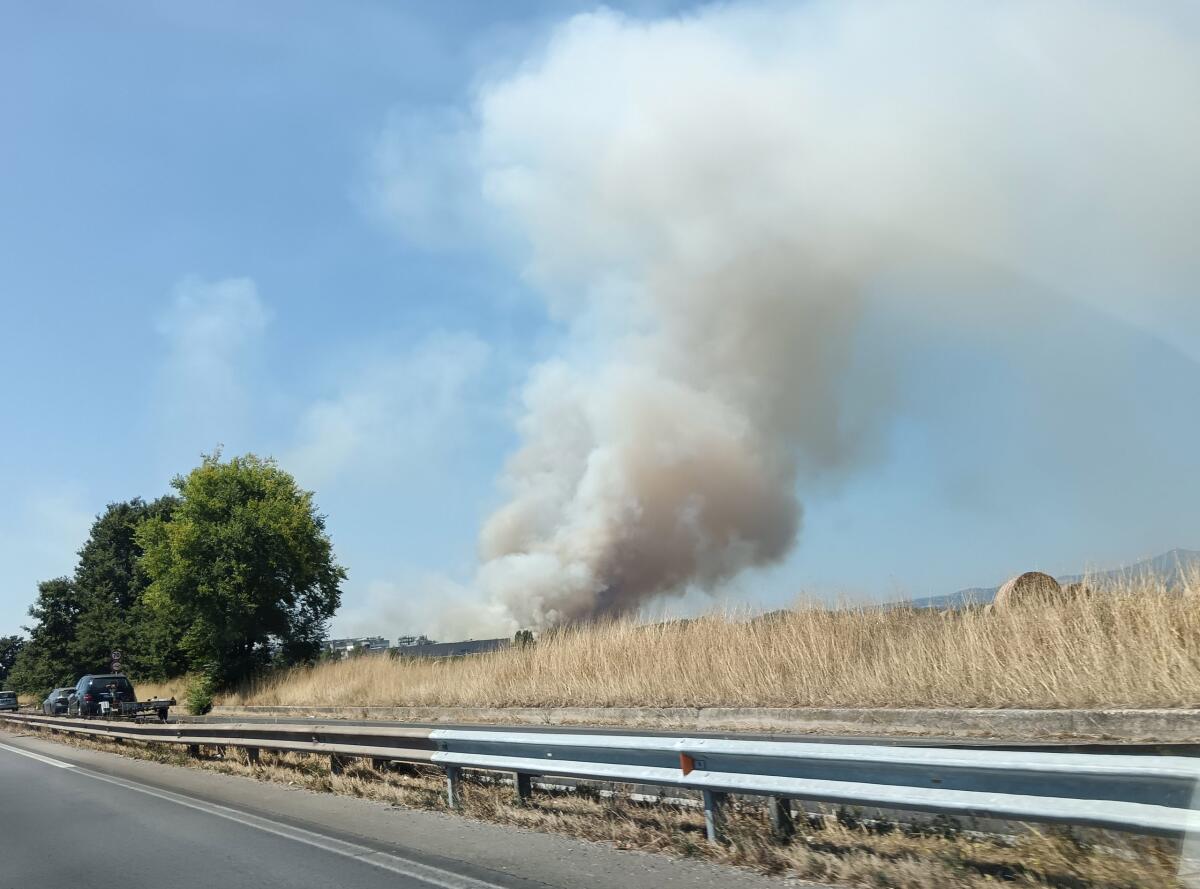 Incendio a Castel Romano, code verso Latina - 