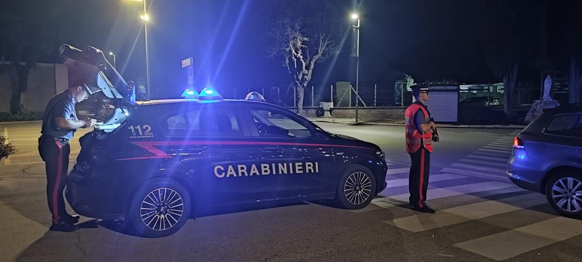 Evade dai domiciliari, ruba un'auto e tenta di aggredire il figlio e i carabinieri: immobilizzato con taser e arrestato - 