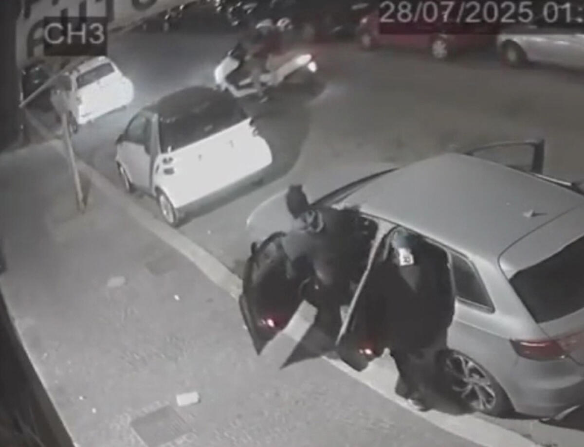 In cinque tentano un colpo al negozio di telefonia “Ricon” di Latina. VIDEO - 