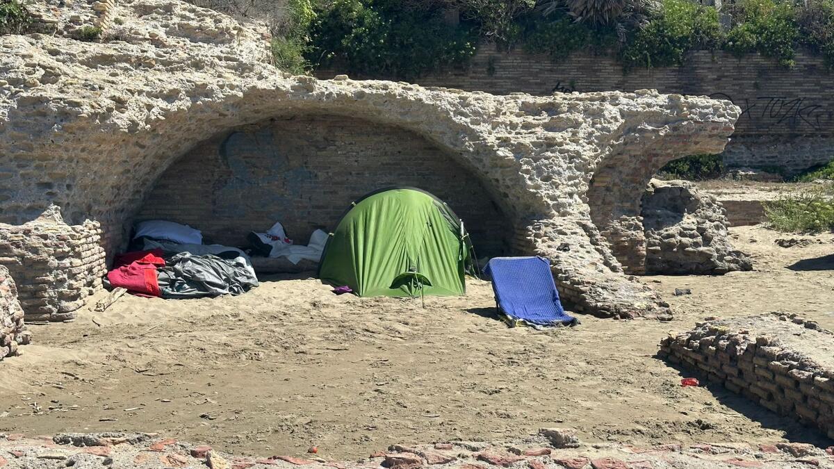 Anzio - Grotte di Nerone, continua lo scempio in un luogo di alto valore storico - 