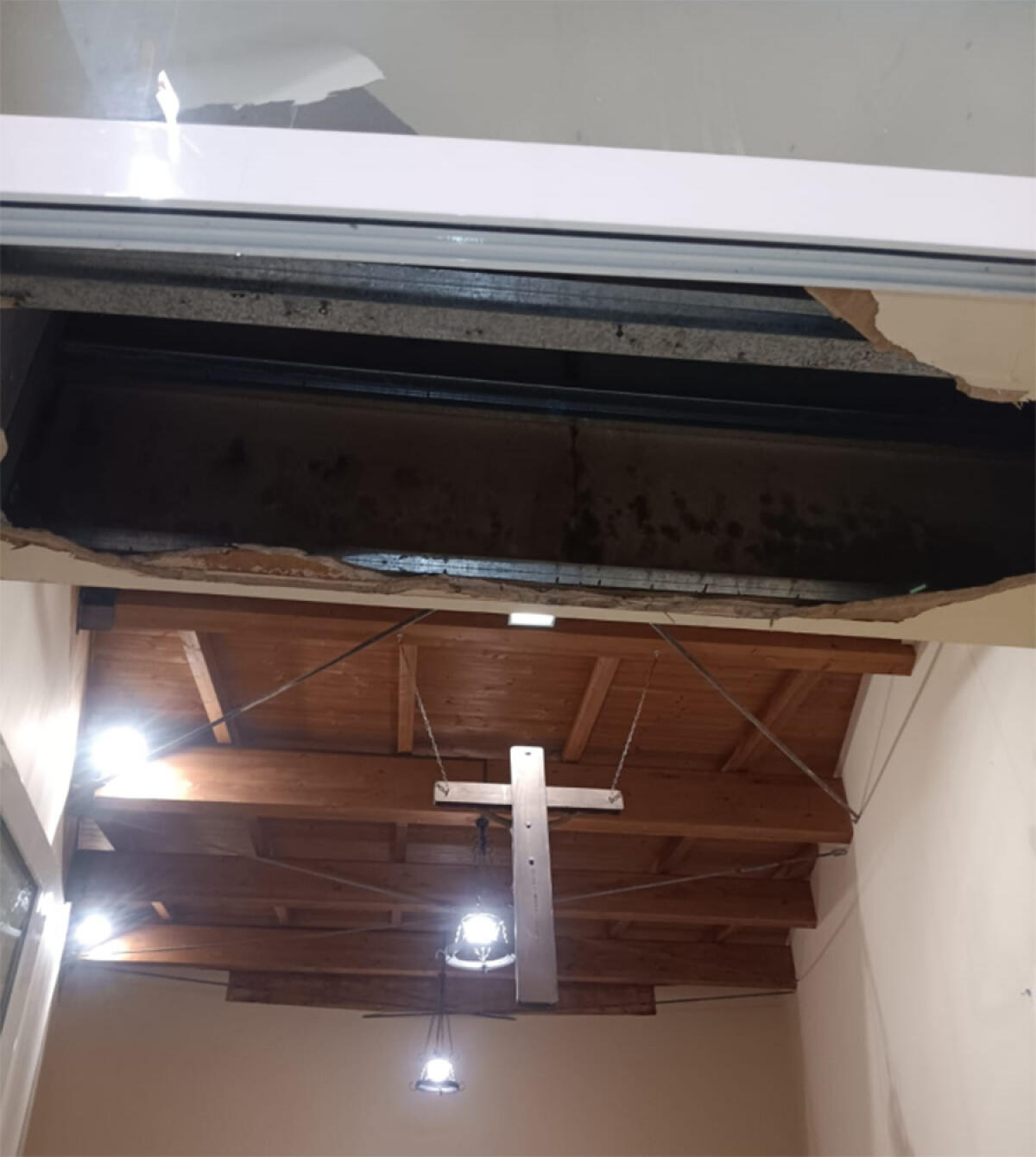 Aprilia, il maltempo si abbatte sulla chiesa Spirito Santo: "Inagibile, sospese attività liturgiche" (VIDEO) - 