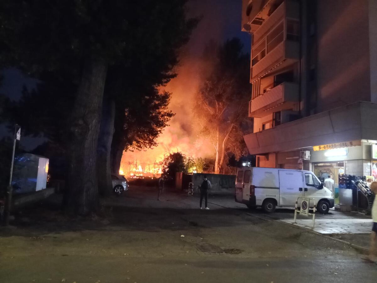 Vasto incendio nell’area della stazione di Nettuno. Il Comune diffida le Ferrovie. - 