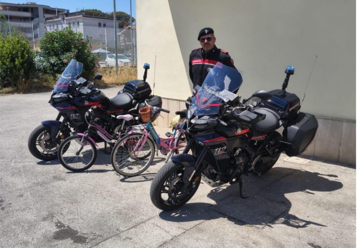 Ladri di biciclette rosa a spasso sul lungomare - 