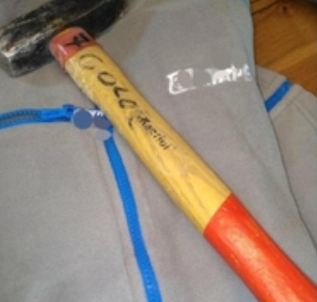 Non trova i vestiti nell’armadio: ecco perché un 33enne ha preso a martellate i genitori - 