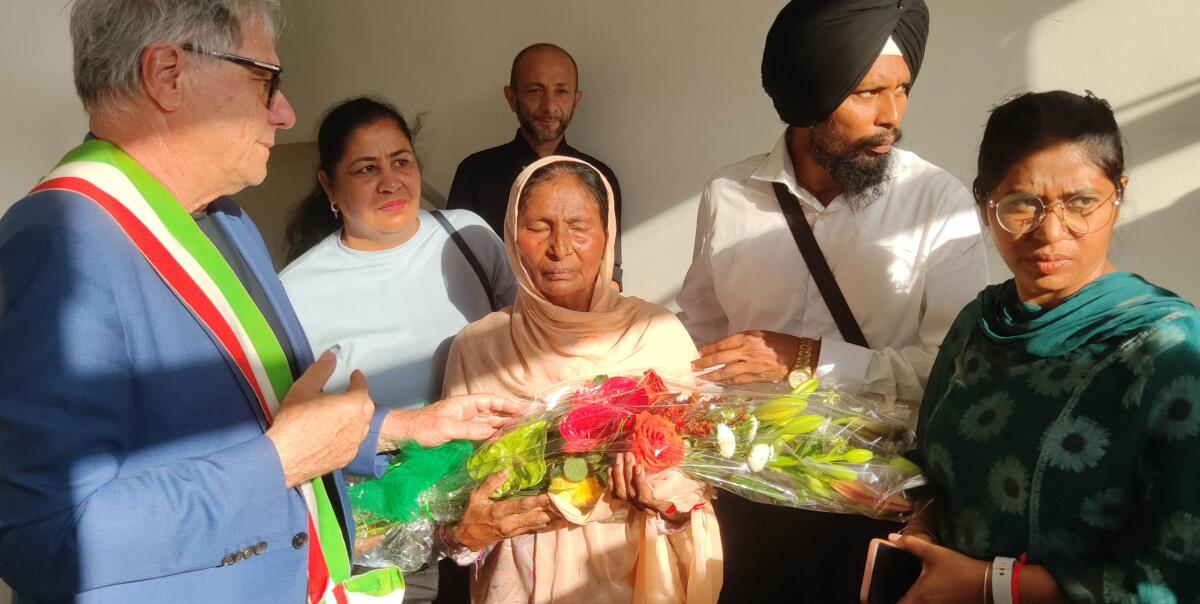 A Cisterna una targa per Satnam Singh, la commozione della famiglia alla scoprimento. - 