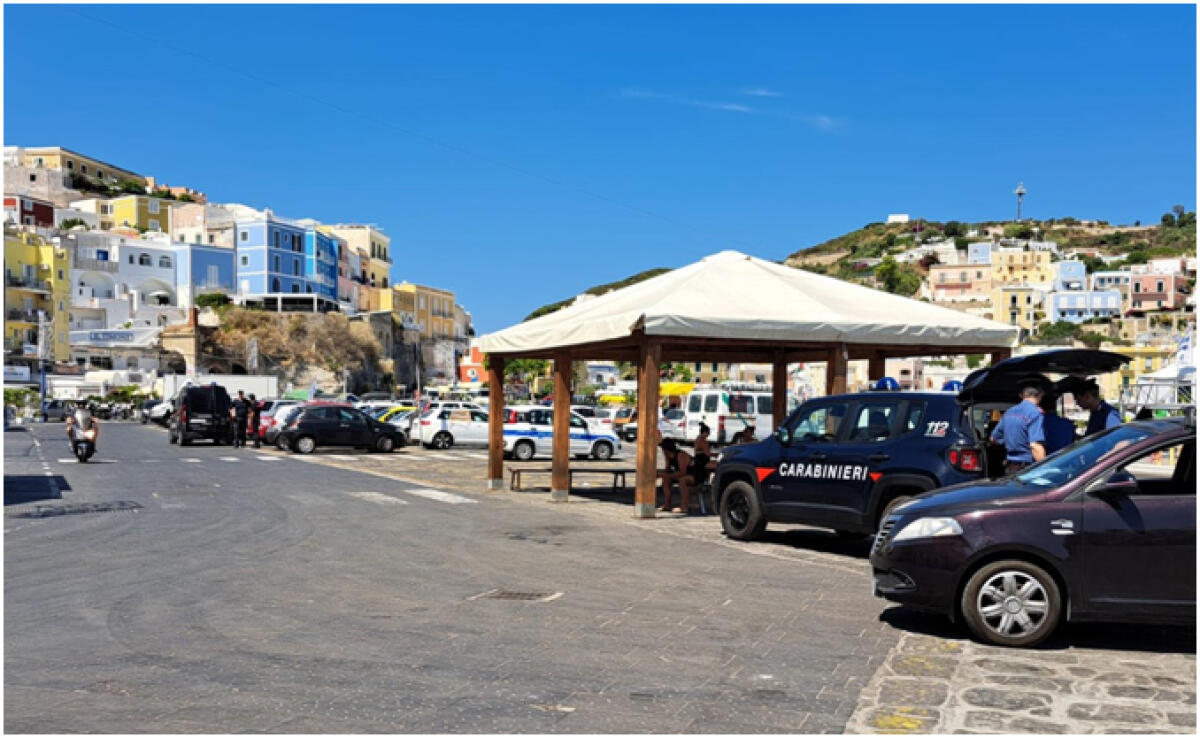 Controlli sull'isola di Ponza, carabinieri nella zona della movida - 