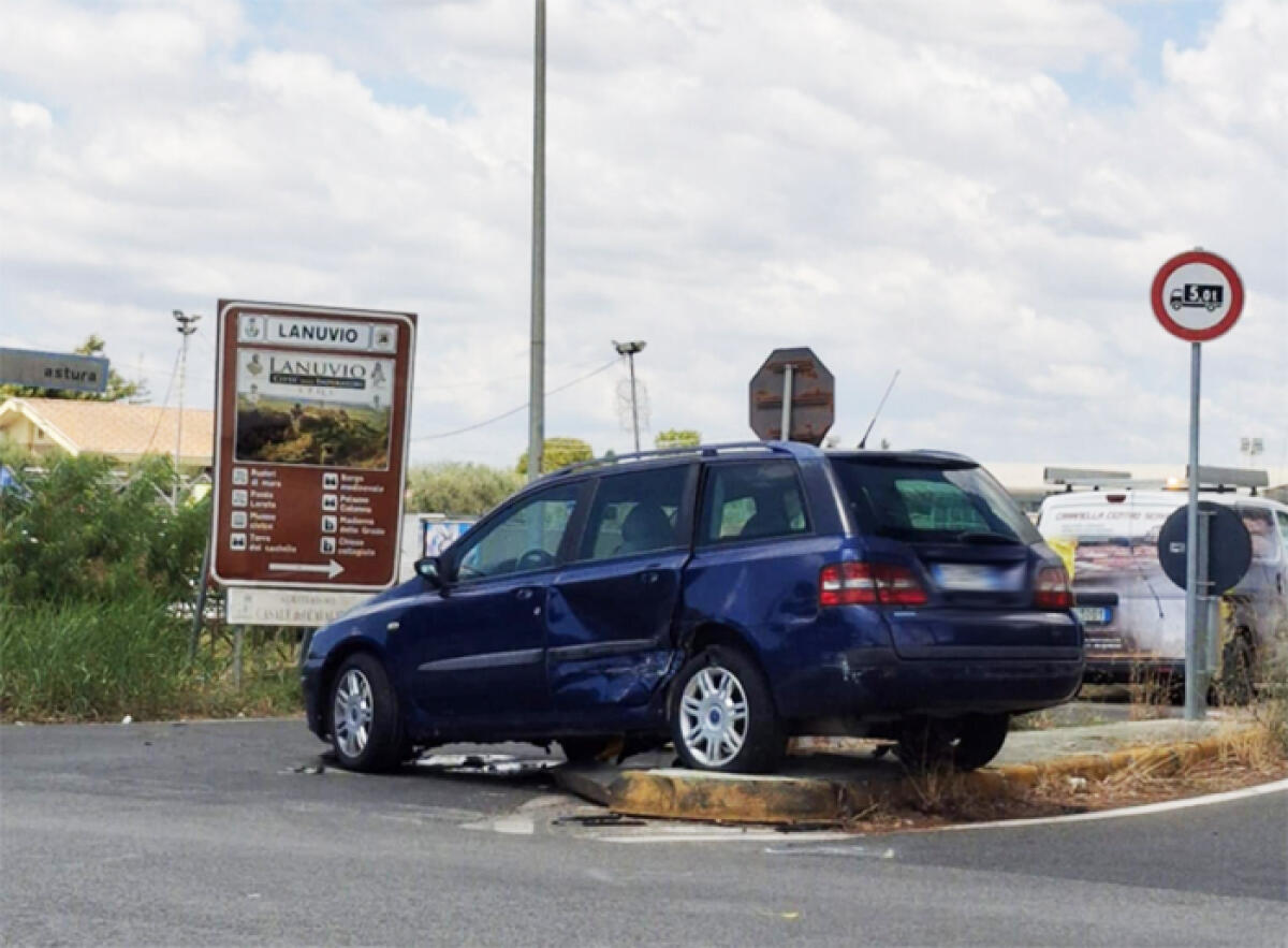 Incidente sulla Campoleone-Cisterna. Auto finisce sulla rotatoria. - 