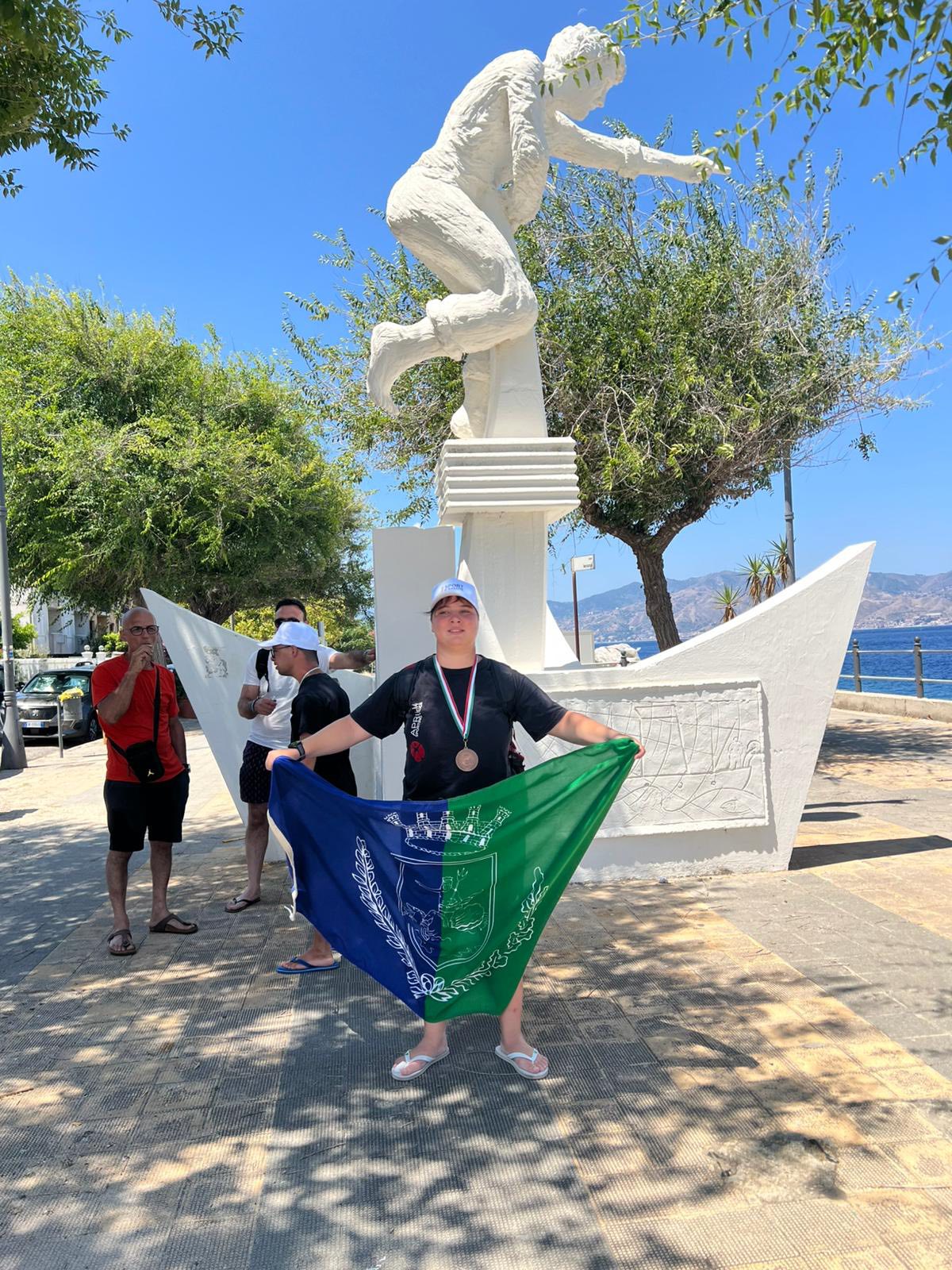 Martina Screti con la bandiera di Nettuno