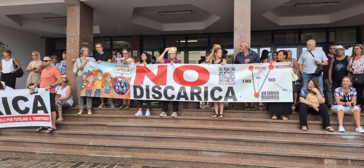 Aprilia - No alla discarica: sit in bagnato, politica incandescente - 