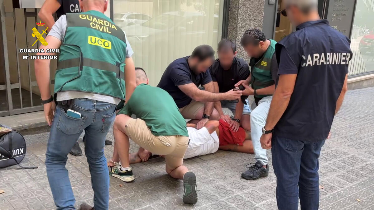 -  La Guardia Civil spagnola diffonde le immagini della cattura del latitante pontino Massimiliano Del Vecchio. - 