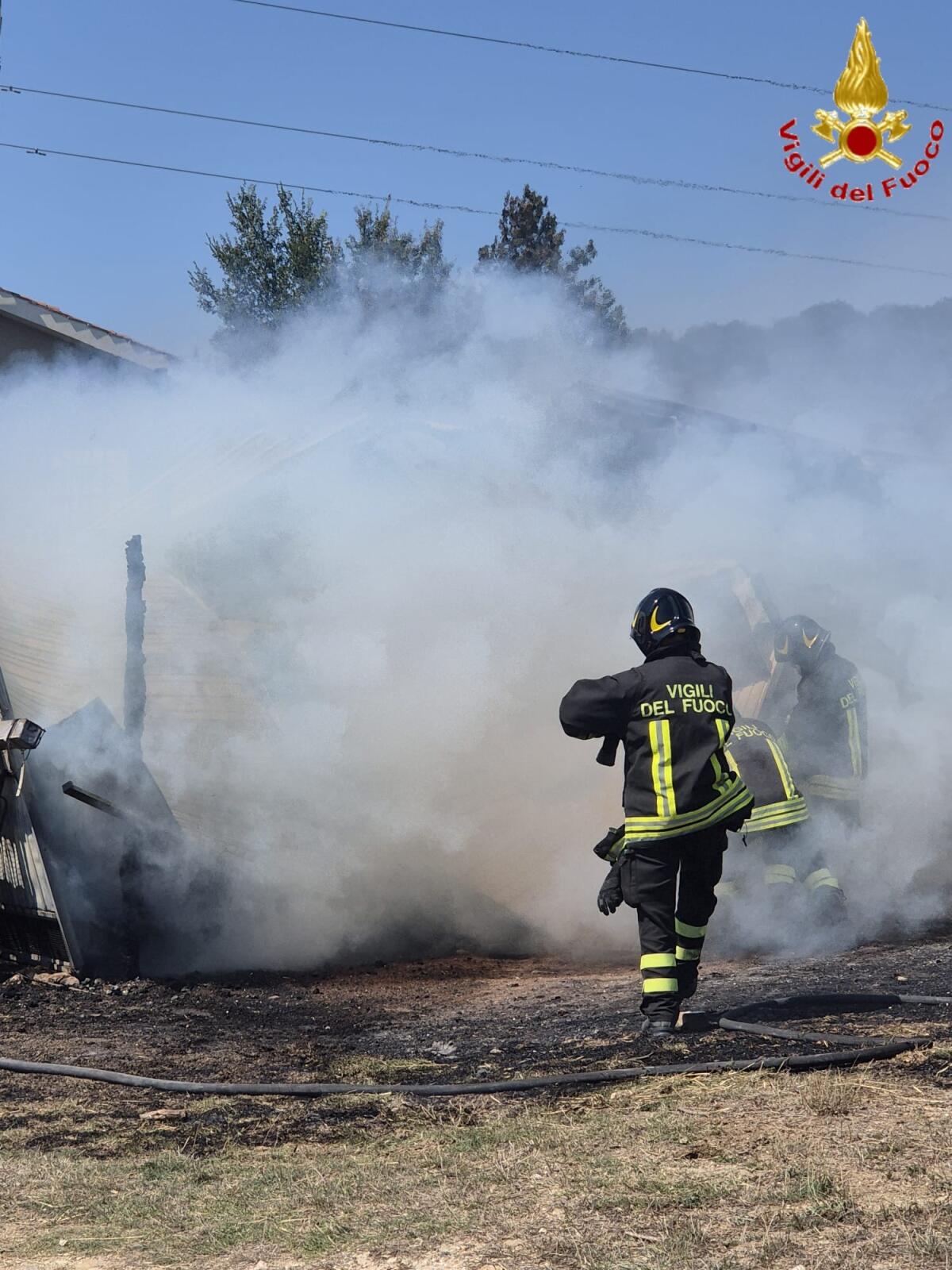 Baracche e auto in fiamme ad Ardea - 