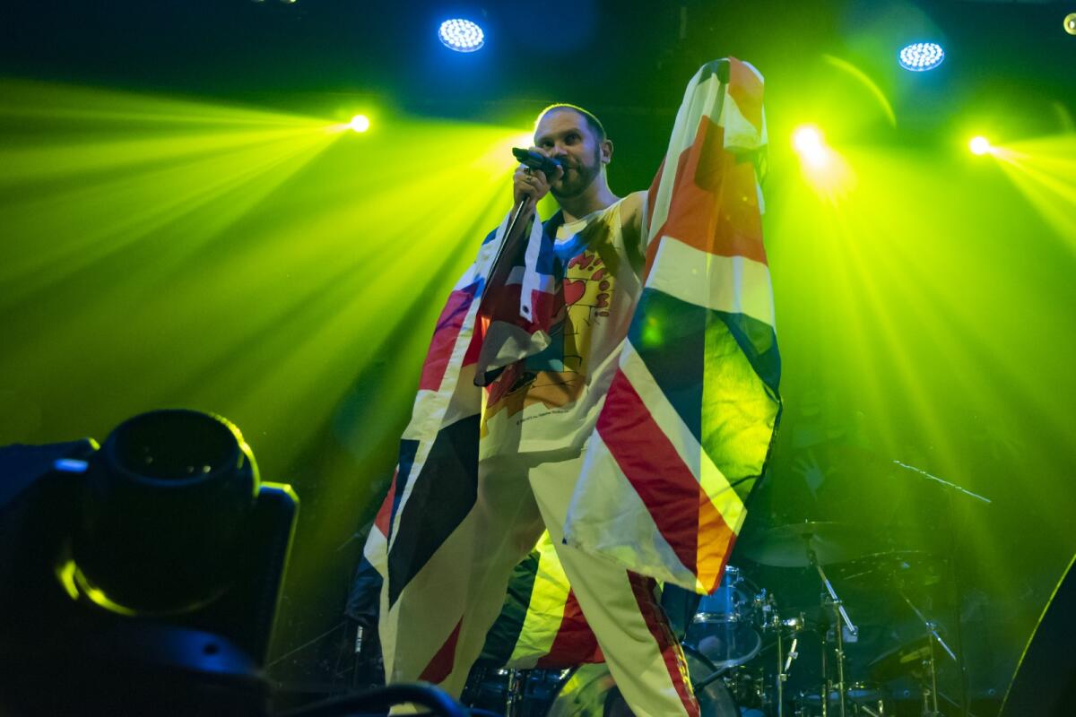 Tributo ai Queen in piazza ad Anzio, poi spettacolo pirotecnico sul porto - 