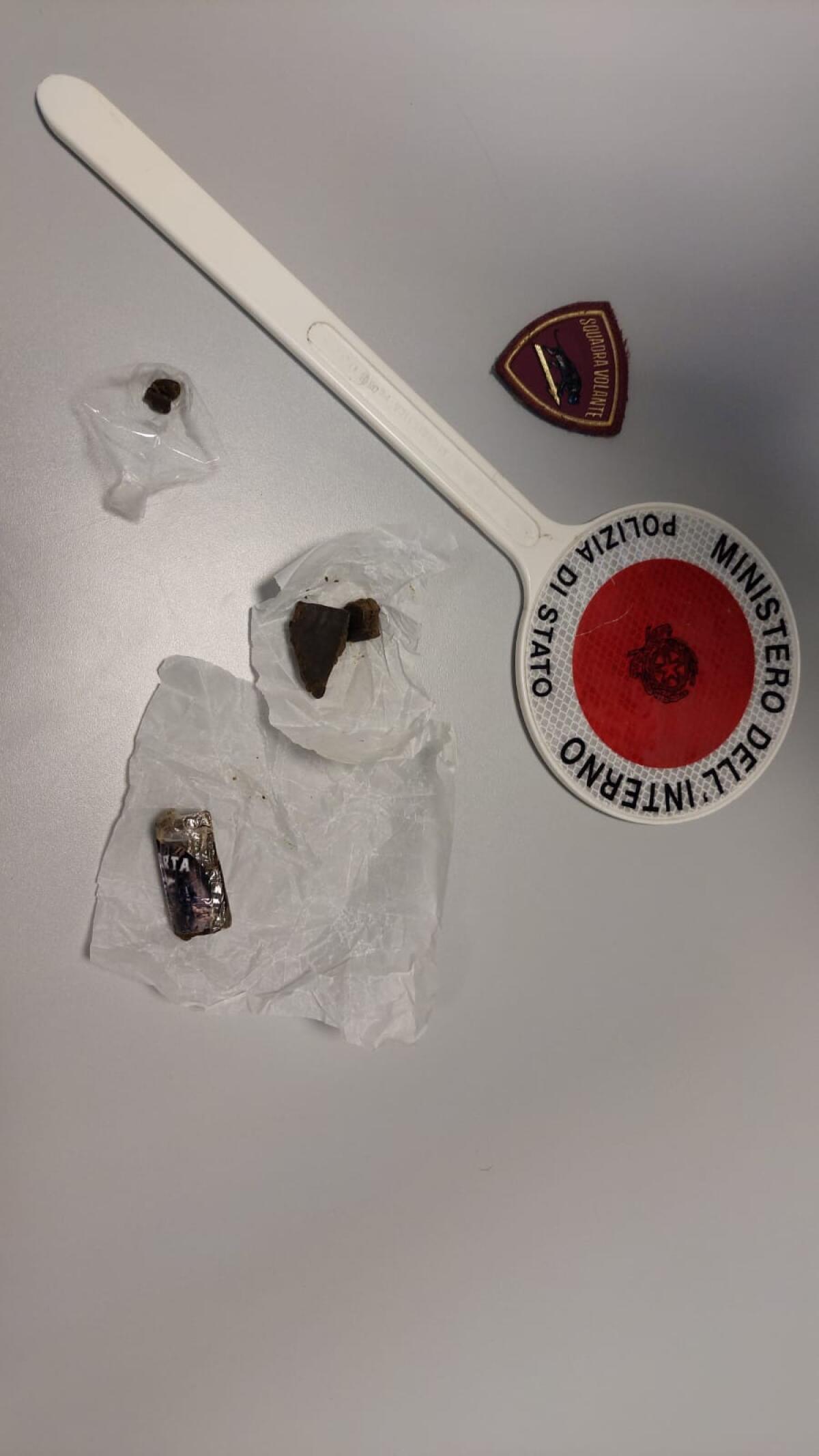 Tenta di evitare il posto di blocco, la polizia lo insegue e trova l’hashish - 