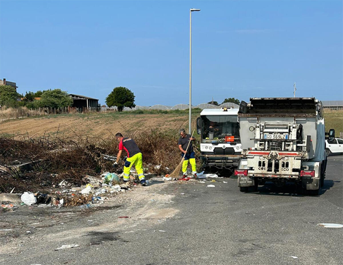 Ennesima bonifica in via Verga, ad Anzio, zona degradata e colma di rifiuti. - 
