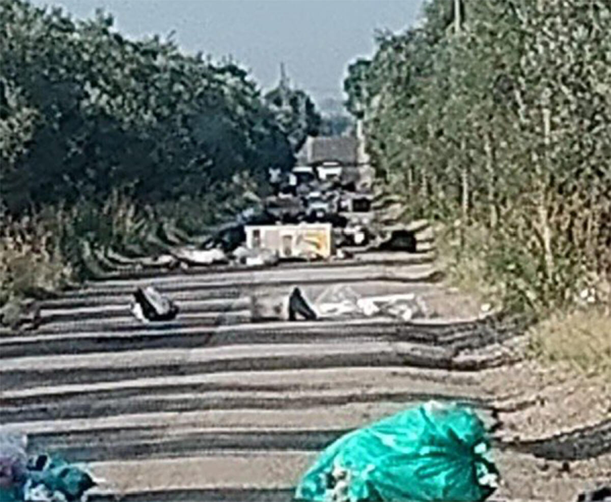 Aprilia - Rifiuti abbandonati su via Giannottola, strada chiusa: "Qui terra di nessuno" - 