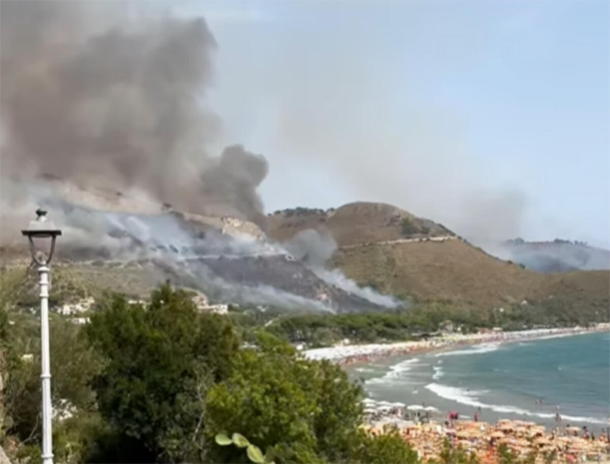 Vasto incendio a Sperlonga, nella zona della Valle dei Corsari. - 