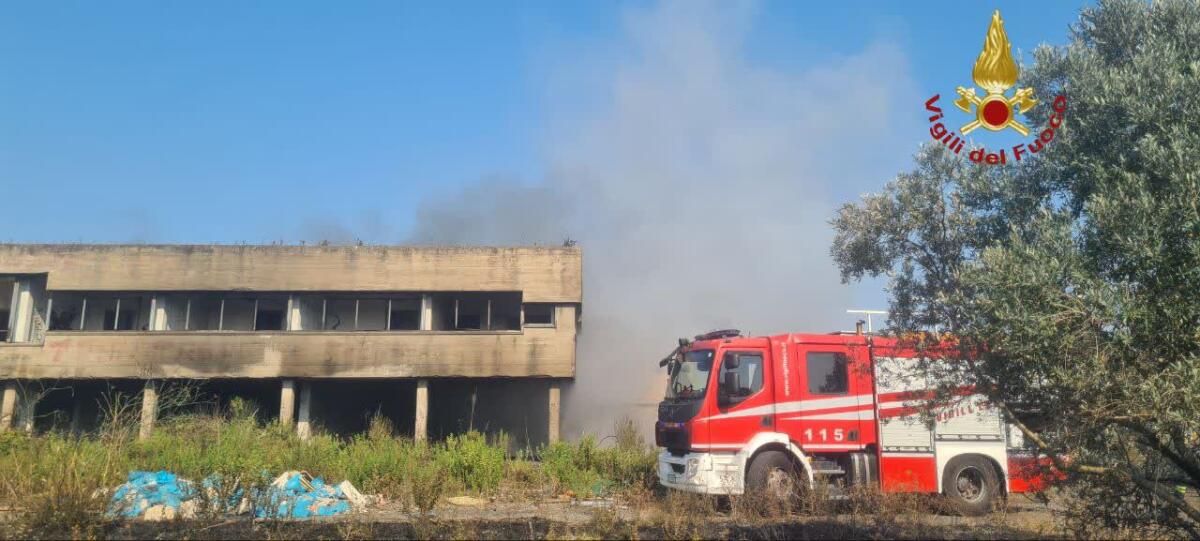 Anzio, in fiamme un grosso fabbricato in disuso. Evacuato un supermercato, una persona intossicata. - 