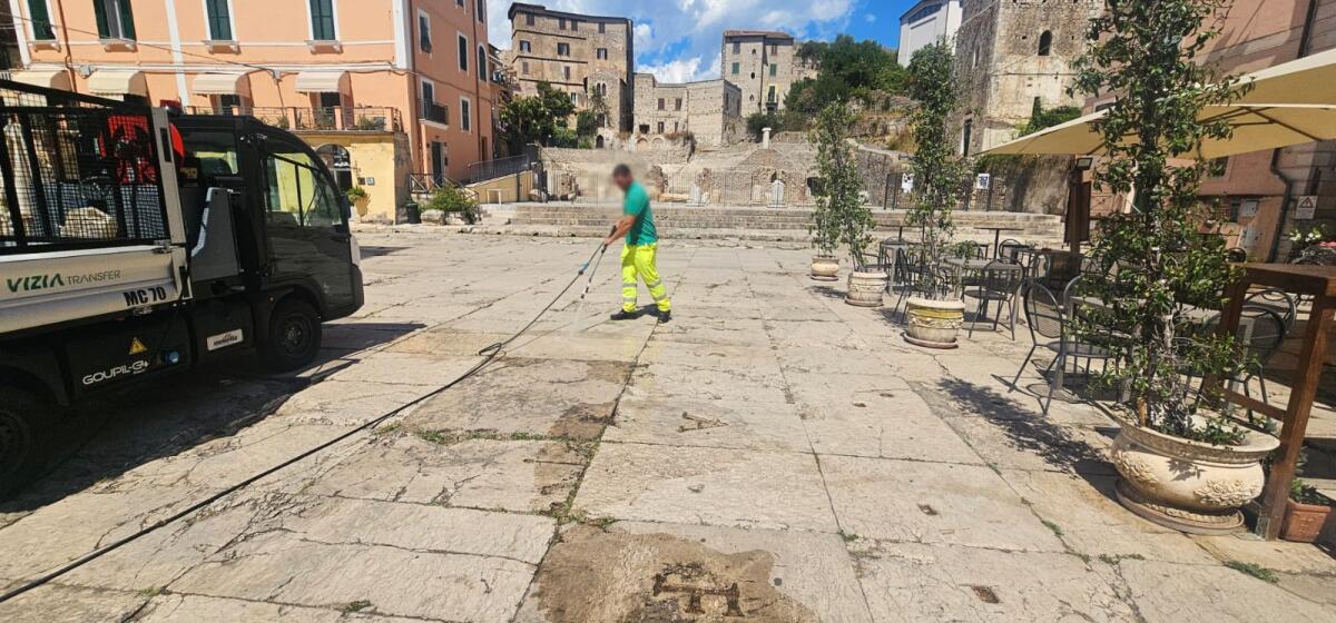Piazza Municipio a Terracina imbrattata con gessi colorati, parla il Presidente della Commissione Cultura - 