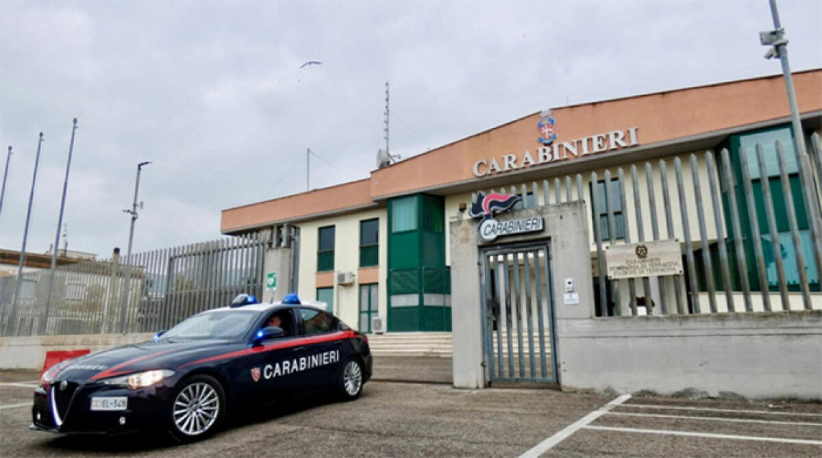 Cellulari e occhiali da sole rubati ai bagnanti, 2 giovani denunciati a Terracina - 