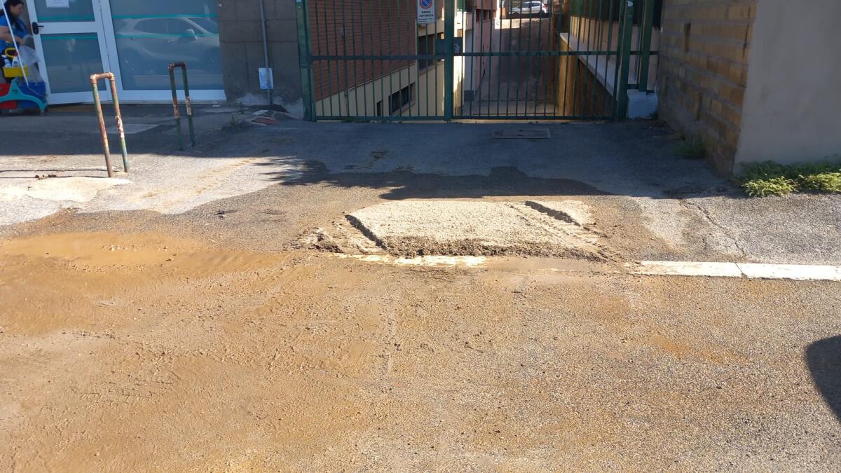 Tolta l'acqua, rimane la melma. Intervento di riparazione in via IV Novembre ad Aprilia - 