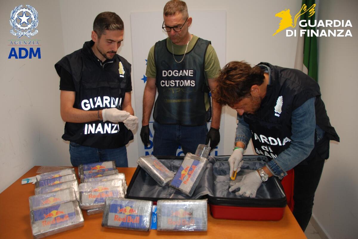Nel bagaglio a mano aveva 19 chili di cocaina. Narcotrafficante in manette all’aeroporto di Fiumicino. VIDEO - 