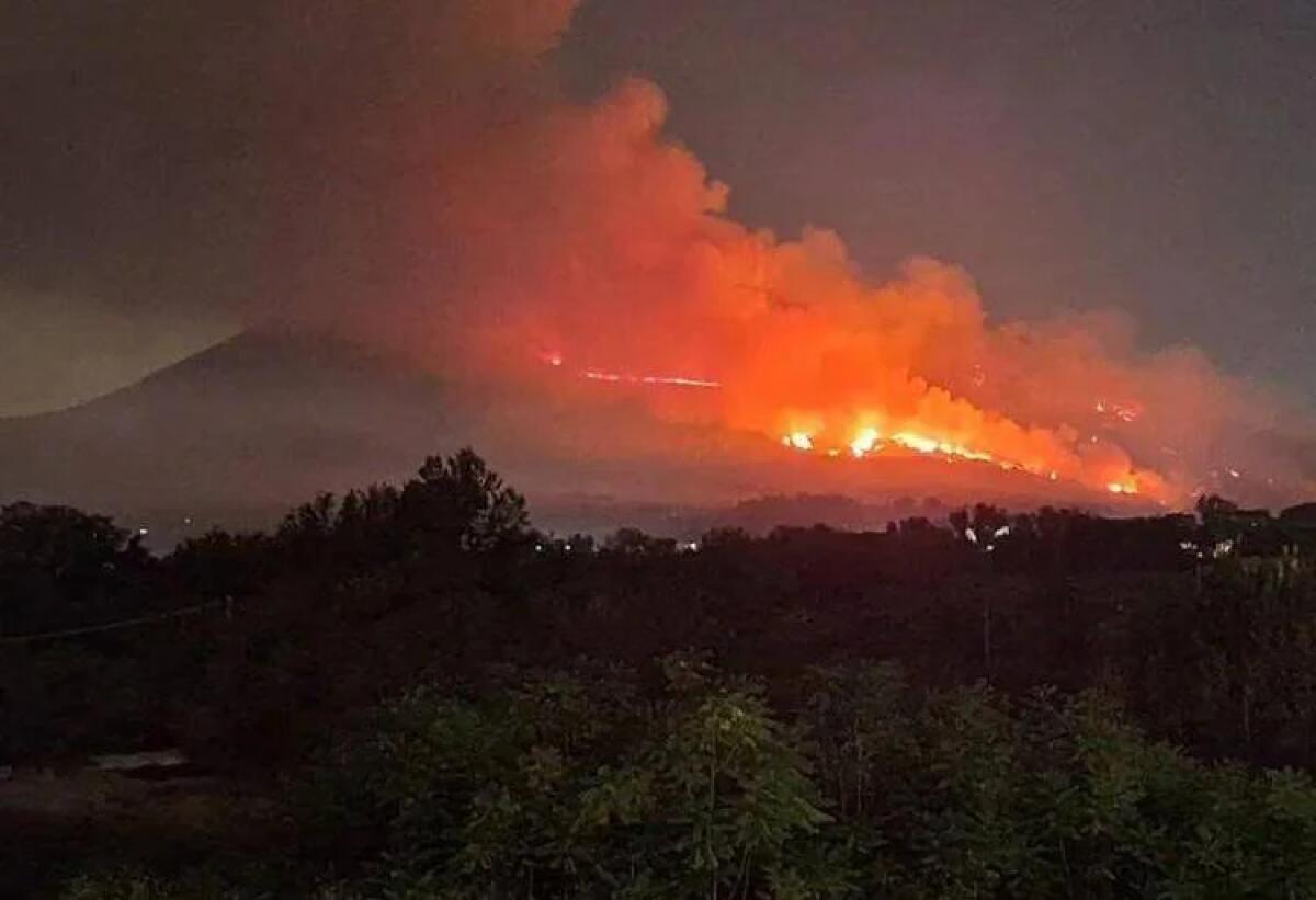 Incendio sul Vesuvio, la Protezione Civile del Lazio in aiuto - 