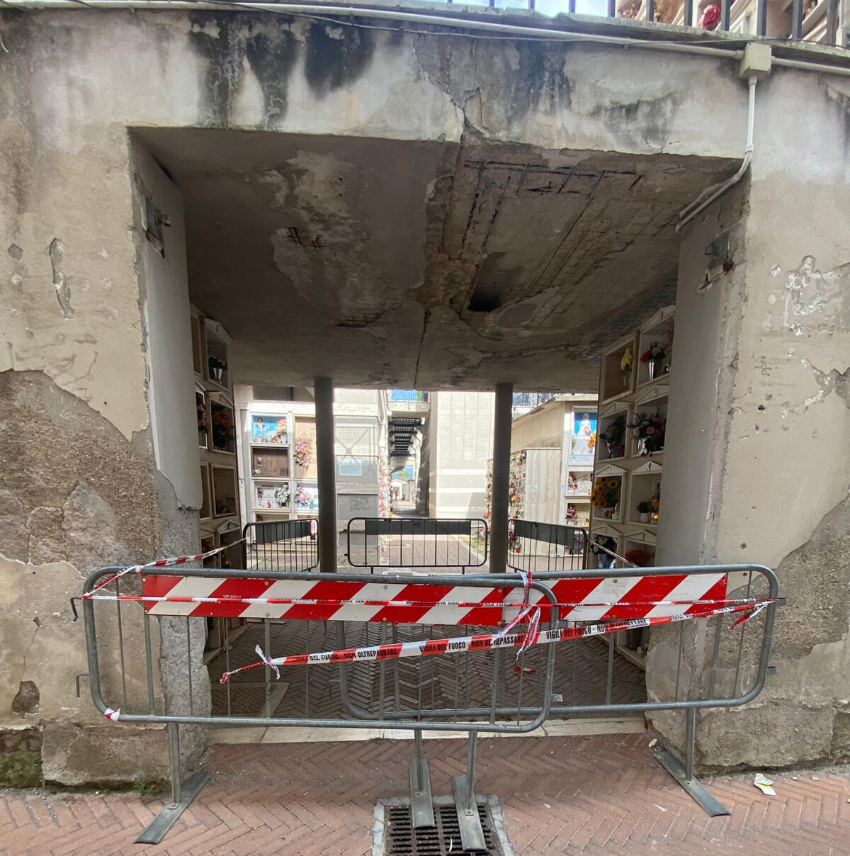 Aprilia - Cimitero pericoloso, aree interdette: "Dopo la segnalazione arriva l'ordinanza della Commissione" - 