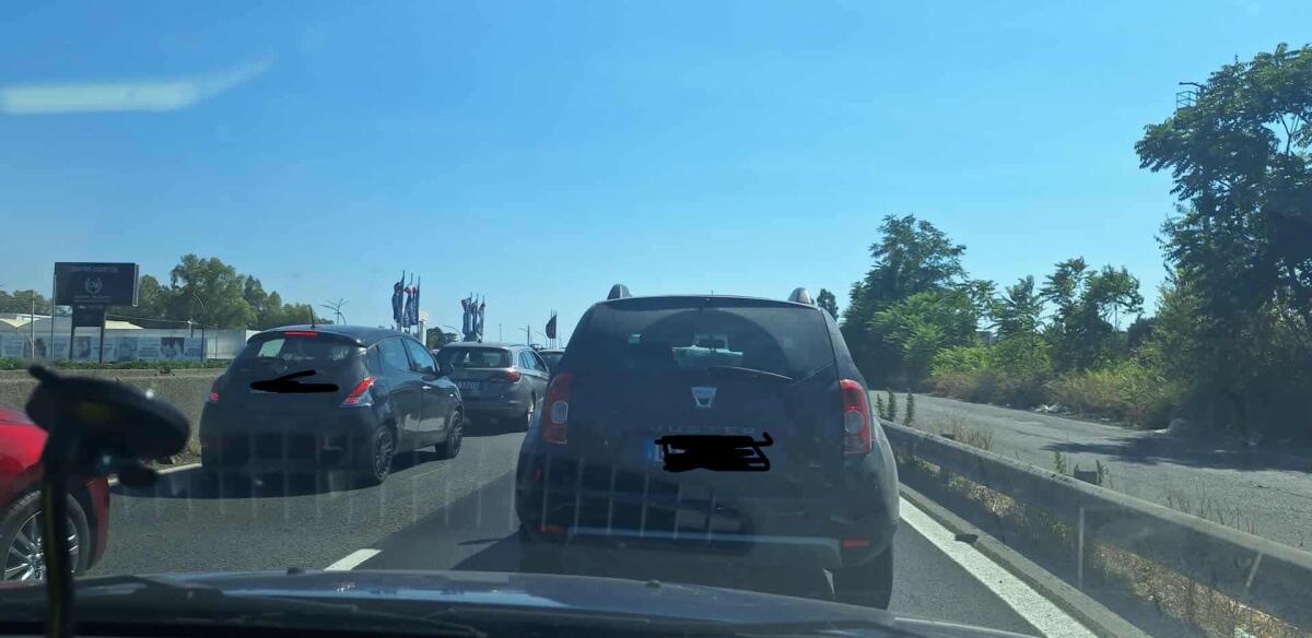 Incendio sulla Pontina, strada chiusa nel tratto di Castel Romano - 