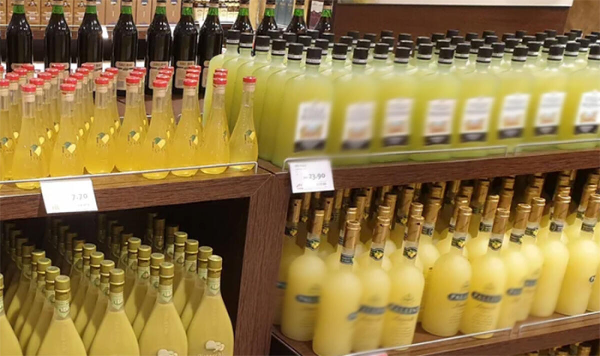 Con un bastone appuntito rapina un market per una bottiglia di limoncello. - 
