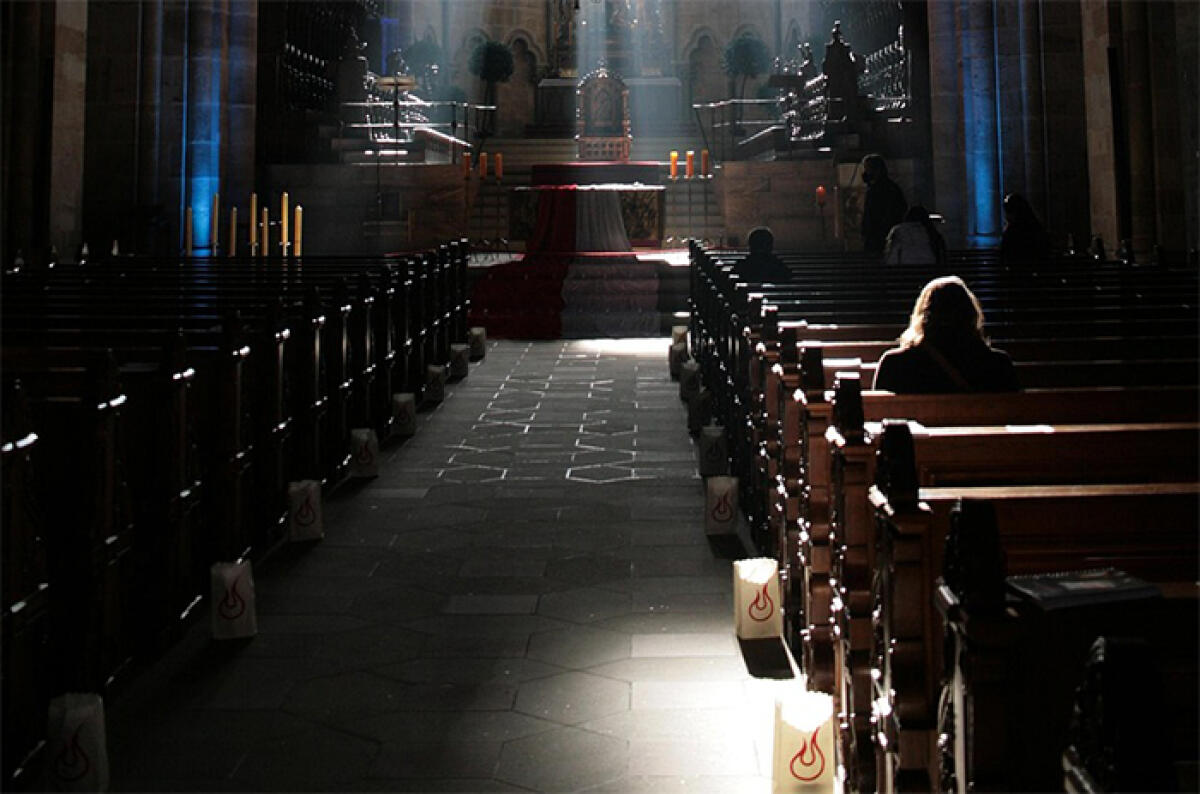 “Vocazione” al furto: dalla messa domenicale allo shopping con le carte di credito rubate. - 