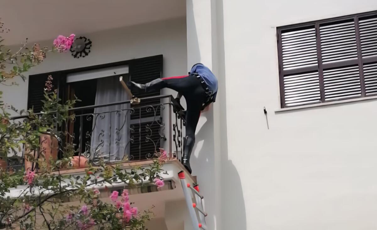 Incendio in casa ad Albano, intossicati una 87enne e due carabinieri - 