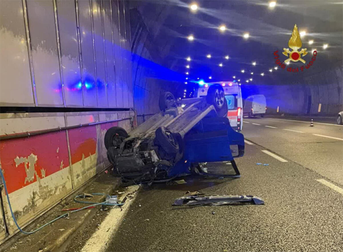 Incidente sul G.R.A., all’interno della galleria Appia: una donna liberata dalle lamiere. - 