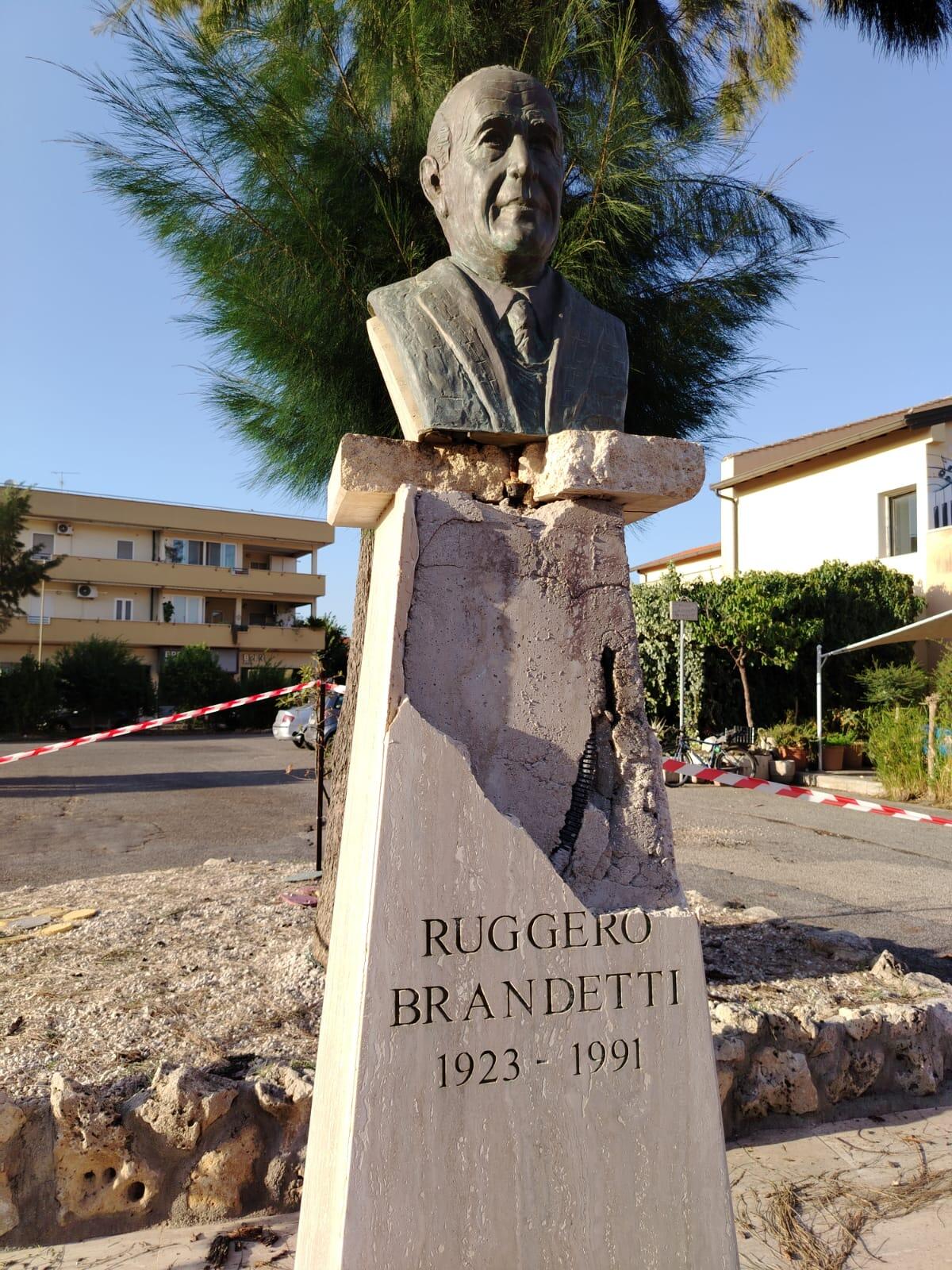 Fulmine a Campoverde, danneggiato il monumento a Brandetti - 