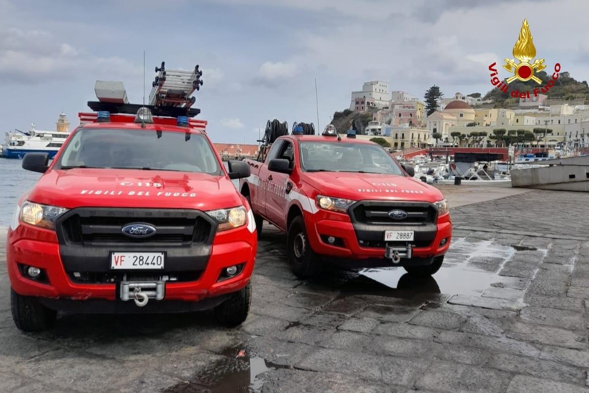 Incendio sull'isola di Ventotene, ore di duro lavoro per i vigili del fuoco - 