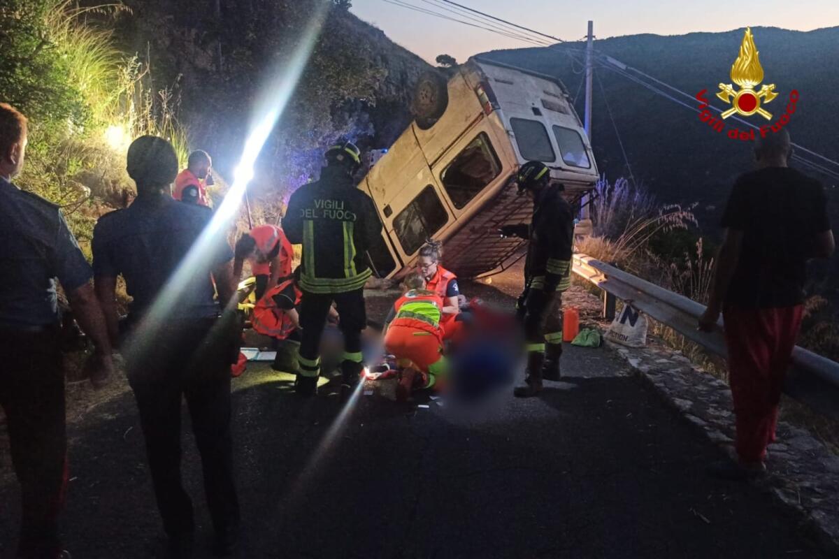 Furgone si ribalta, 5 persone ferite soccorsi dai vigili del fuoco di Latina - 