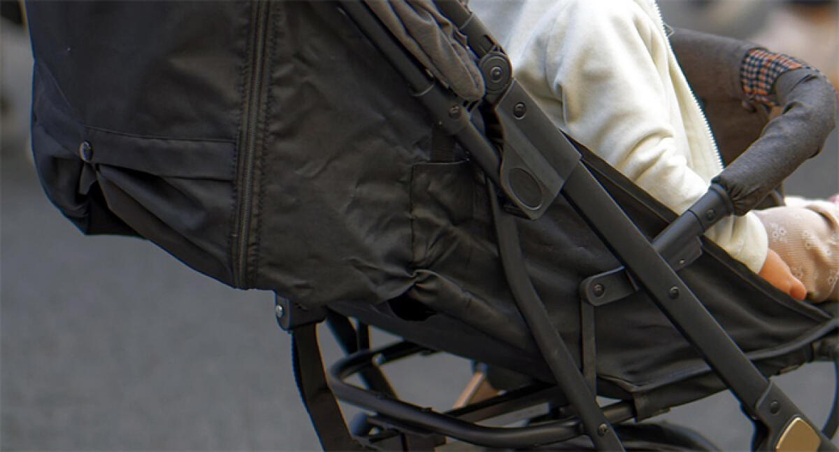 Lancia il passeggino, con la figlia a bordo, in mezzo alla strada. A Sezze sfiorata la tragedia. - 