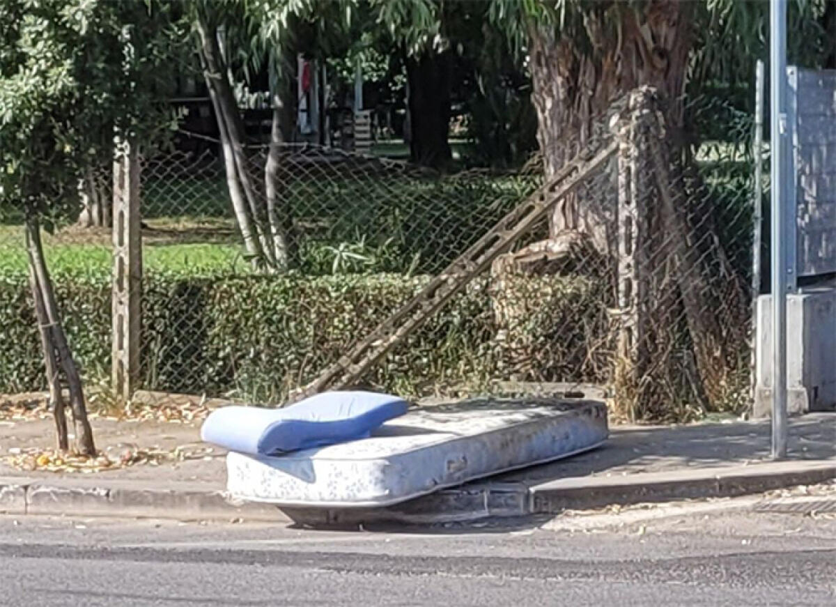 Abbandono di rifiuti in strada ad Aprilia: materasso e cuscino scaricati in via Toscanini. - 