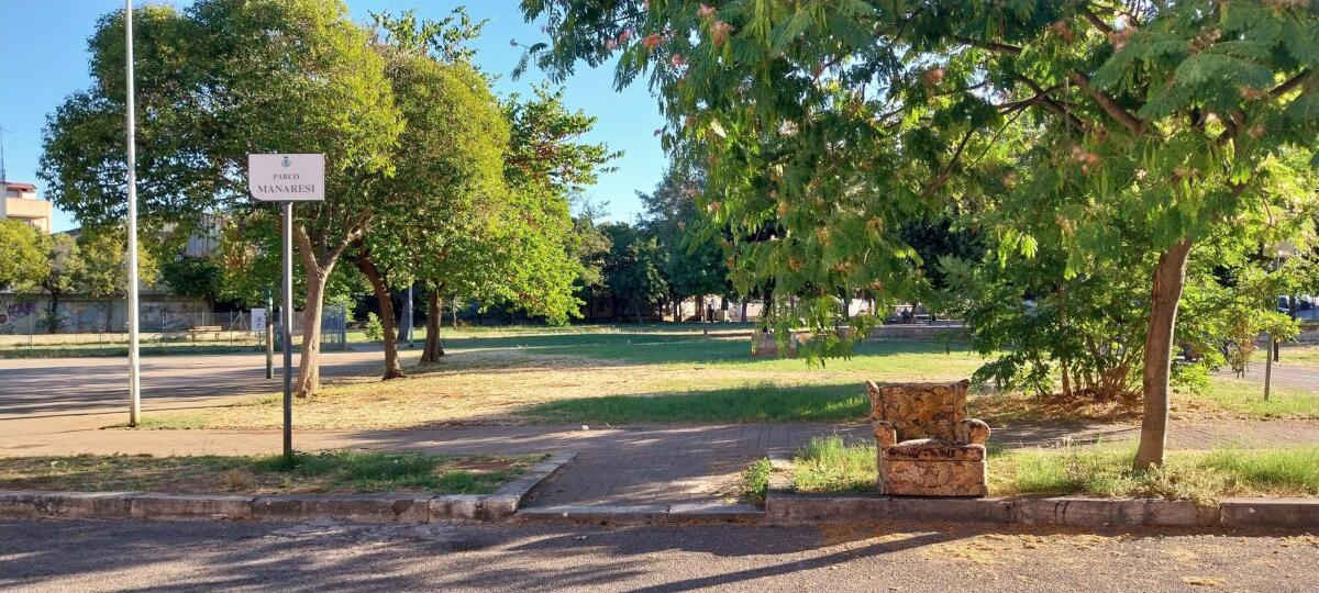 Aprilia - Poltrona abbandonata al parco: "L'incivile la tolga, altrimenti verrà denunciato" - 