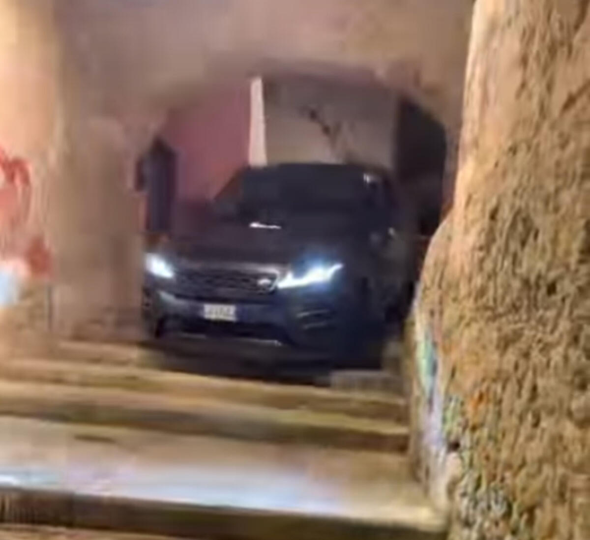 Con il suv sulla scalinata al Circeo, dopo il video virale multa e 15 punti in meno per il conducente - 