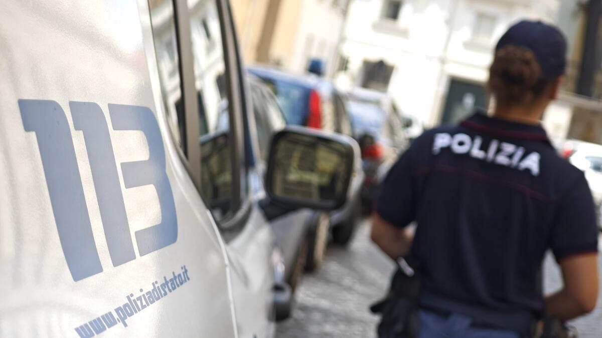 Tenta il furto di un’auto, prova a fuggire e minaccia gli agenti con un taglierino. Una donna in manette. - 