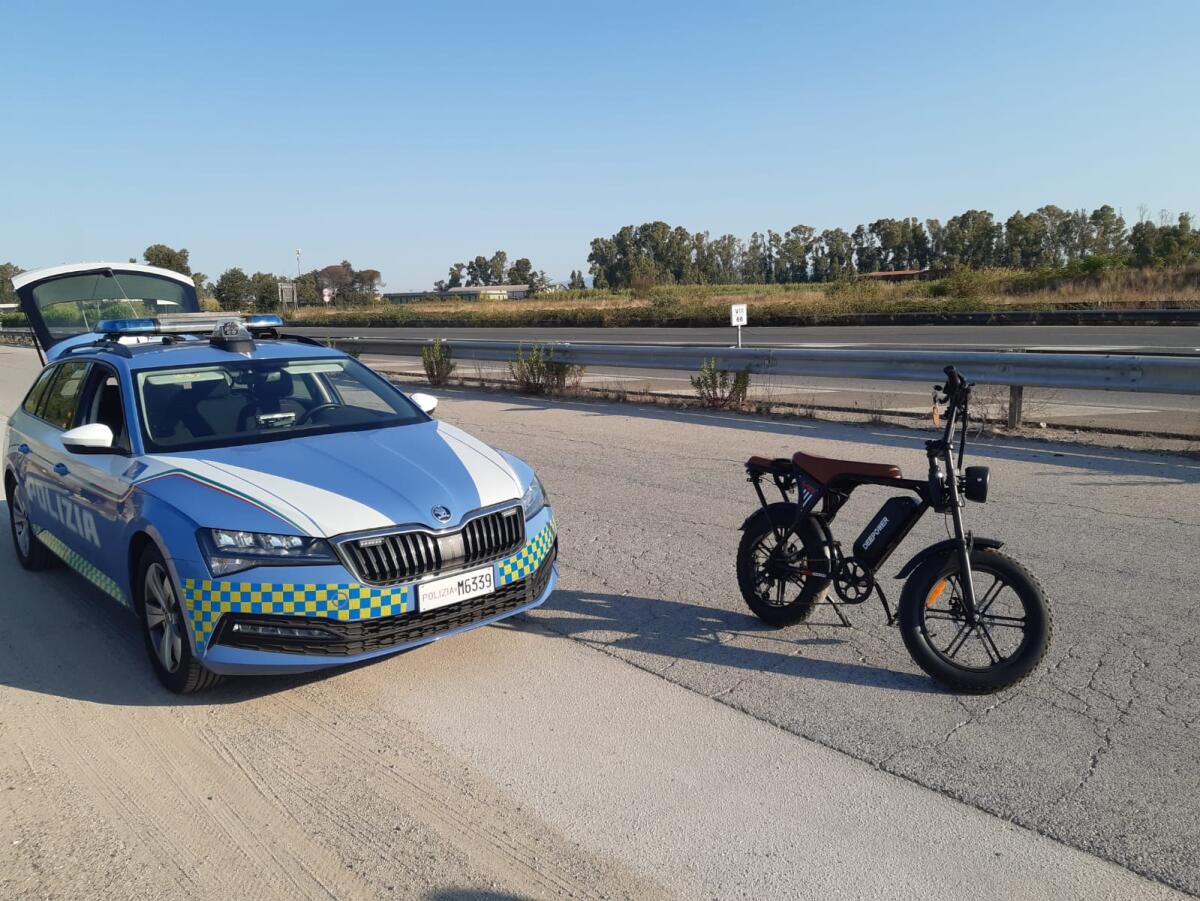Con l'e-bike modificata sfrecciava a più di 50km/h sulla Pontina: maxi multa - 