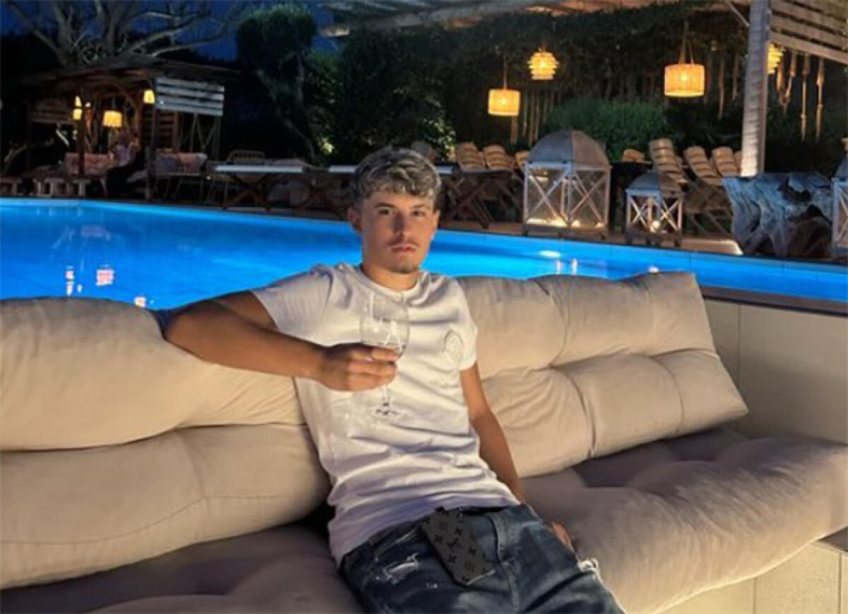 In cielo vola lo striscione “Federico orgoglio e amore eterno”. In centinaia a dire addio al 16enne investito a Ferragosto. - 