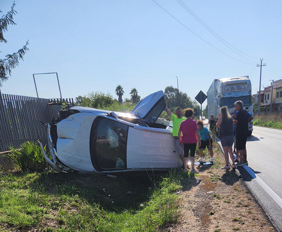 Anziano si ribalta con l’auto in via del Genio Civile, ad Aprilia. Soccorso dai passanti e dal 118. - 