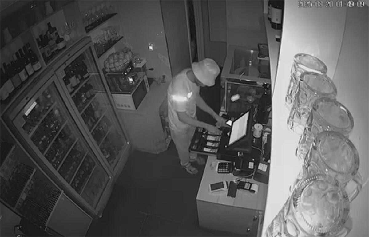 Ladro in azione in piena note alla “Pucceria Pontina” di via Carducci, a Latina. Il VIDEO. - 