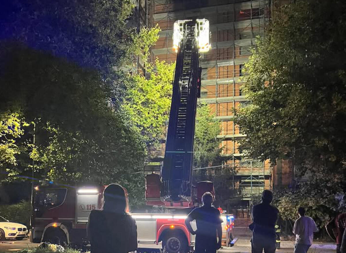 Fiamme nella notte ad Aprilia al settimo piano di una palazzina di via Londra. Residenti in strada. - 