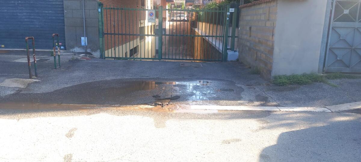 La storia infinita: ad Aprilia nuova perdita d’acqua in Via 4 Novembre. - 