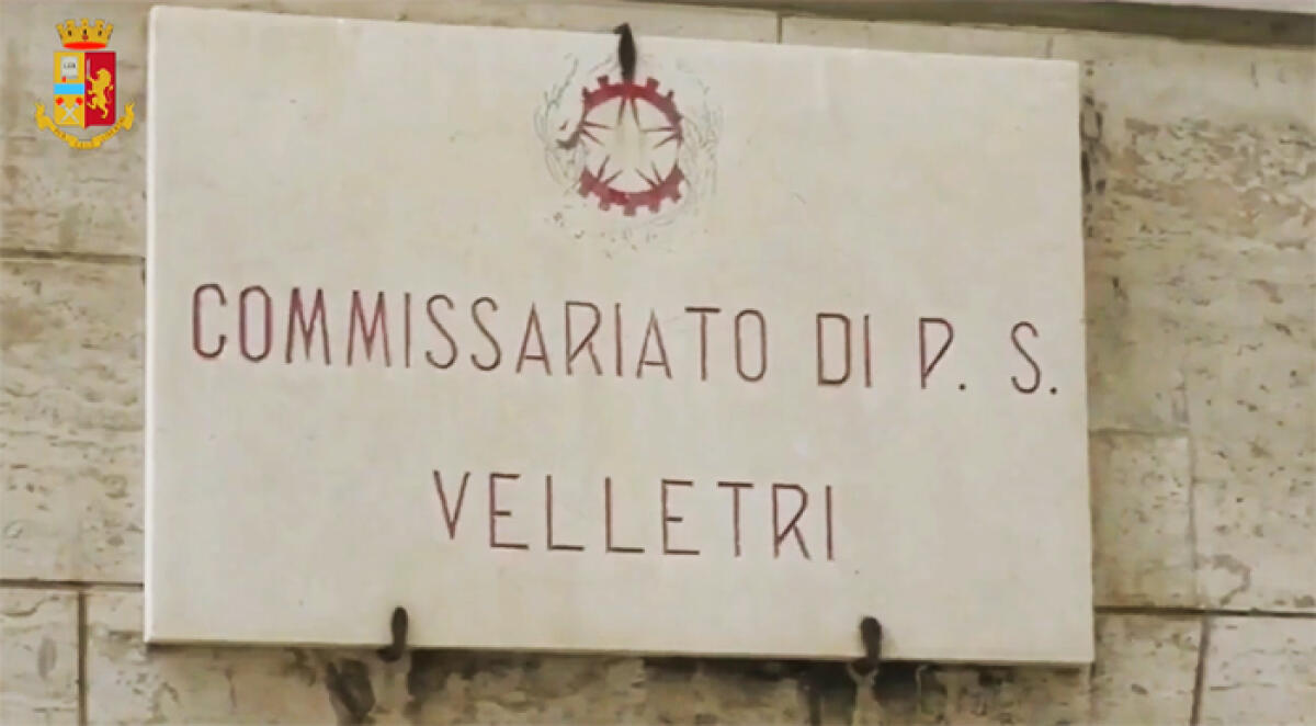 La volante esce fuori strada durante un inseguimento, feriti due agenti di Polizia di Velletri. - 
