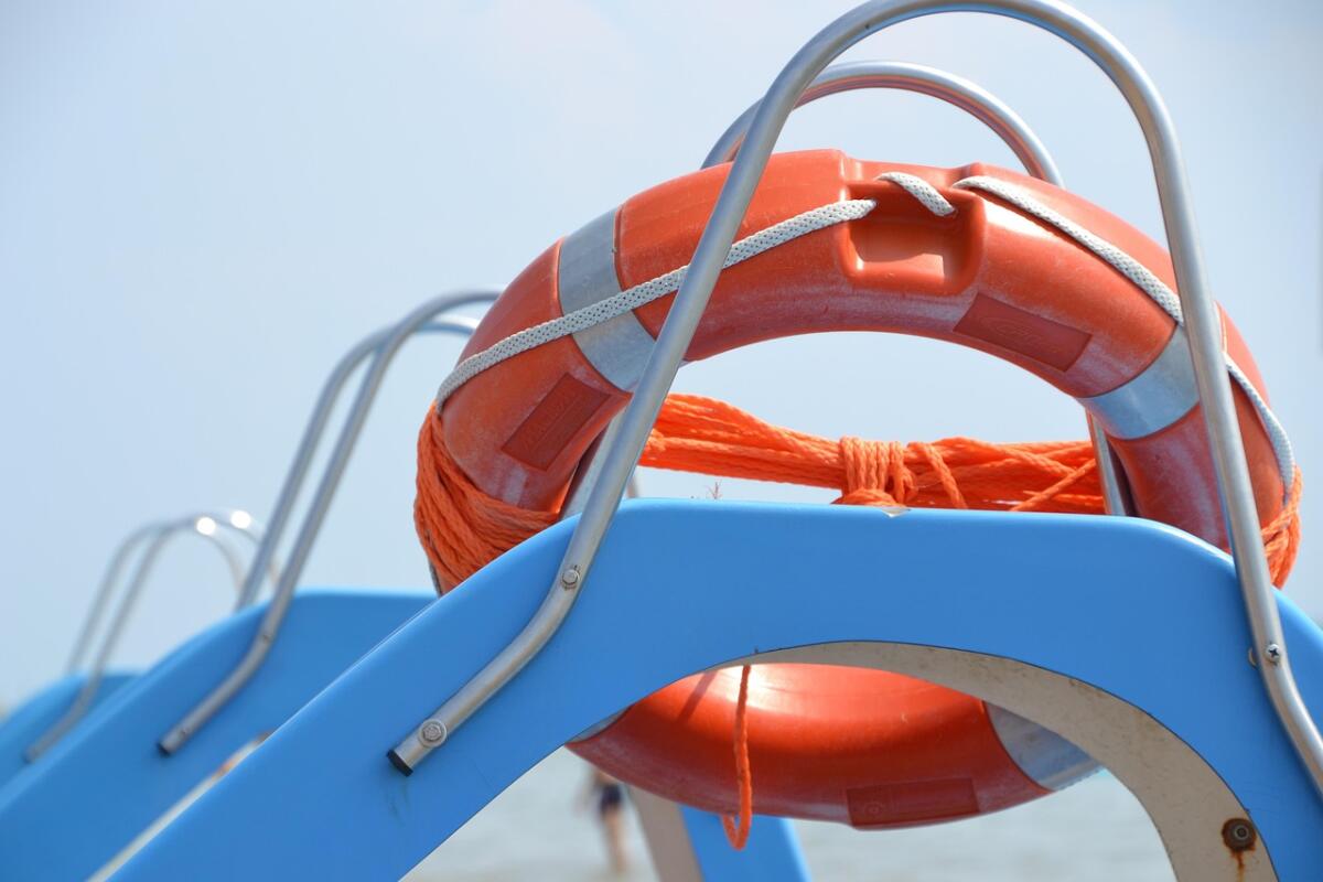 Bloccati sul pedalò, in balia delle onde: salvataggio nelle acque pontine. - 